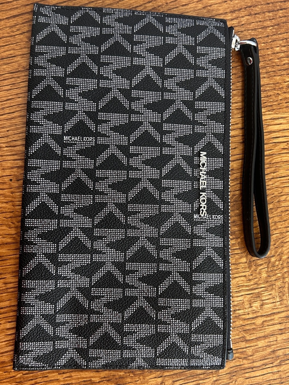 NWOT MICHAEL KORS SIGNATURE WRISTLET/CLUTCH